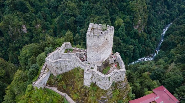 Comment organiser une visite des châteaux cathares en France?